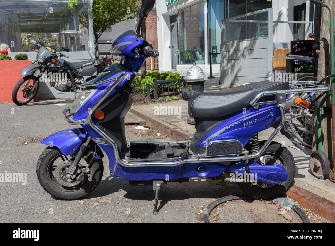 A Fly E-bike garée dans une rue dans Forest Hills, Queens New York, un modèle bleu de Fly7 scooter électrique Banque D'Images