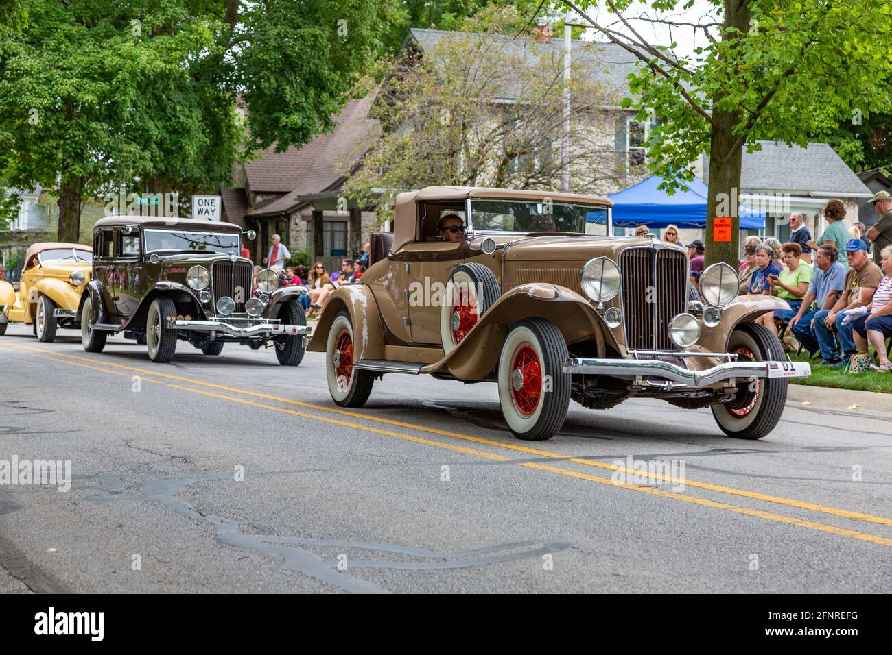 Trois anciens Auburn passent par Auburn, Indiana, lors de la parade du festival Auburn Cord Duesenberg 2019. Banque D'Images