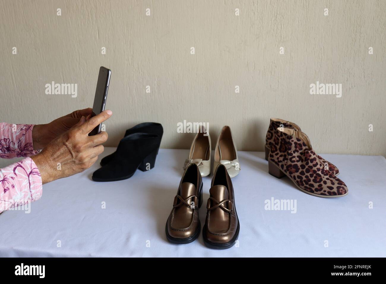 femme prenant une photo de chaussures pour vendre des affaires en ligne  Photo Stock - Alamy