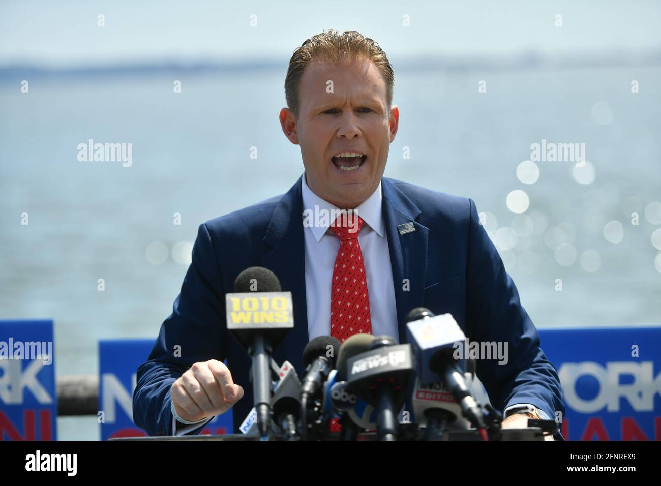 Andrew Giuliani parle lors d'une conférence de presse pour annoncer sa candidature au poste de gouverneur de New York le 18 mai 2021 à New York. Banque D'Images