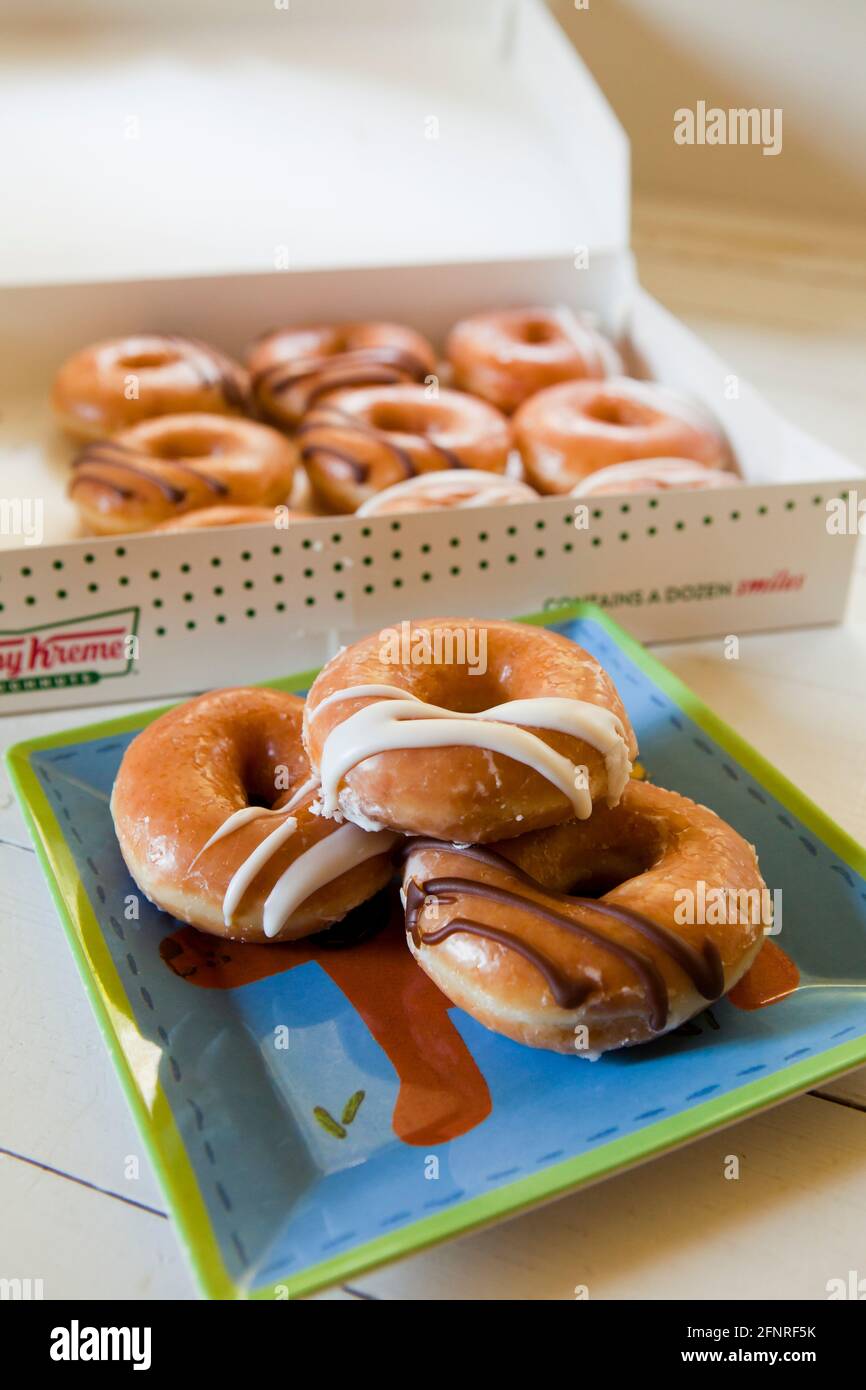 Beignets Krispy Kreme sur plaque - Etats-Unis Banque D'Images