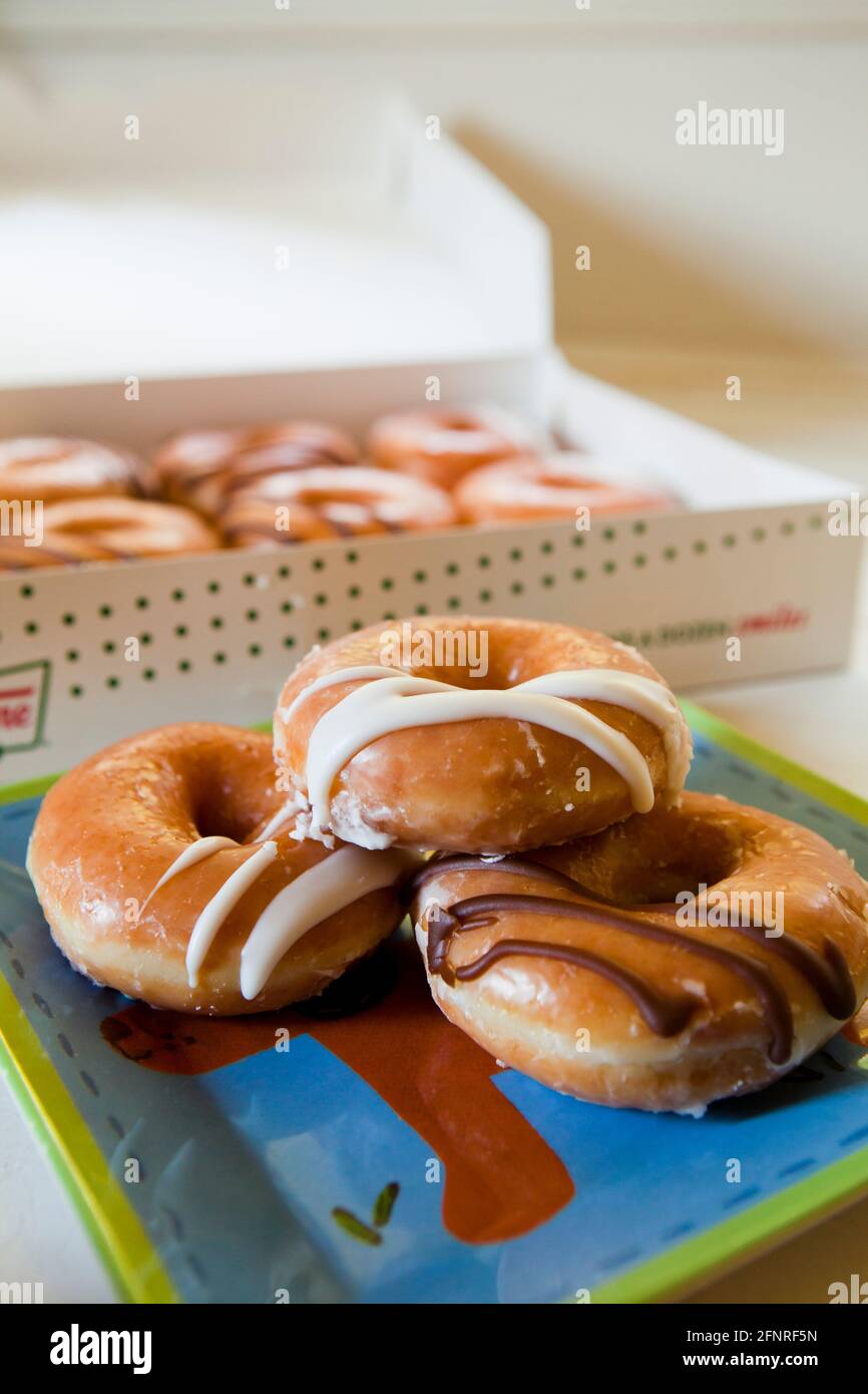 Beignets Krispy Kreme sur plaque - Etats-Unis Banque D'Images