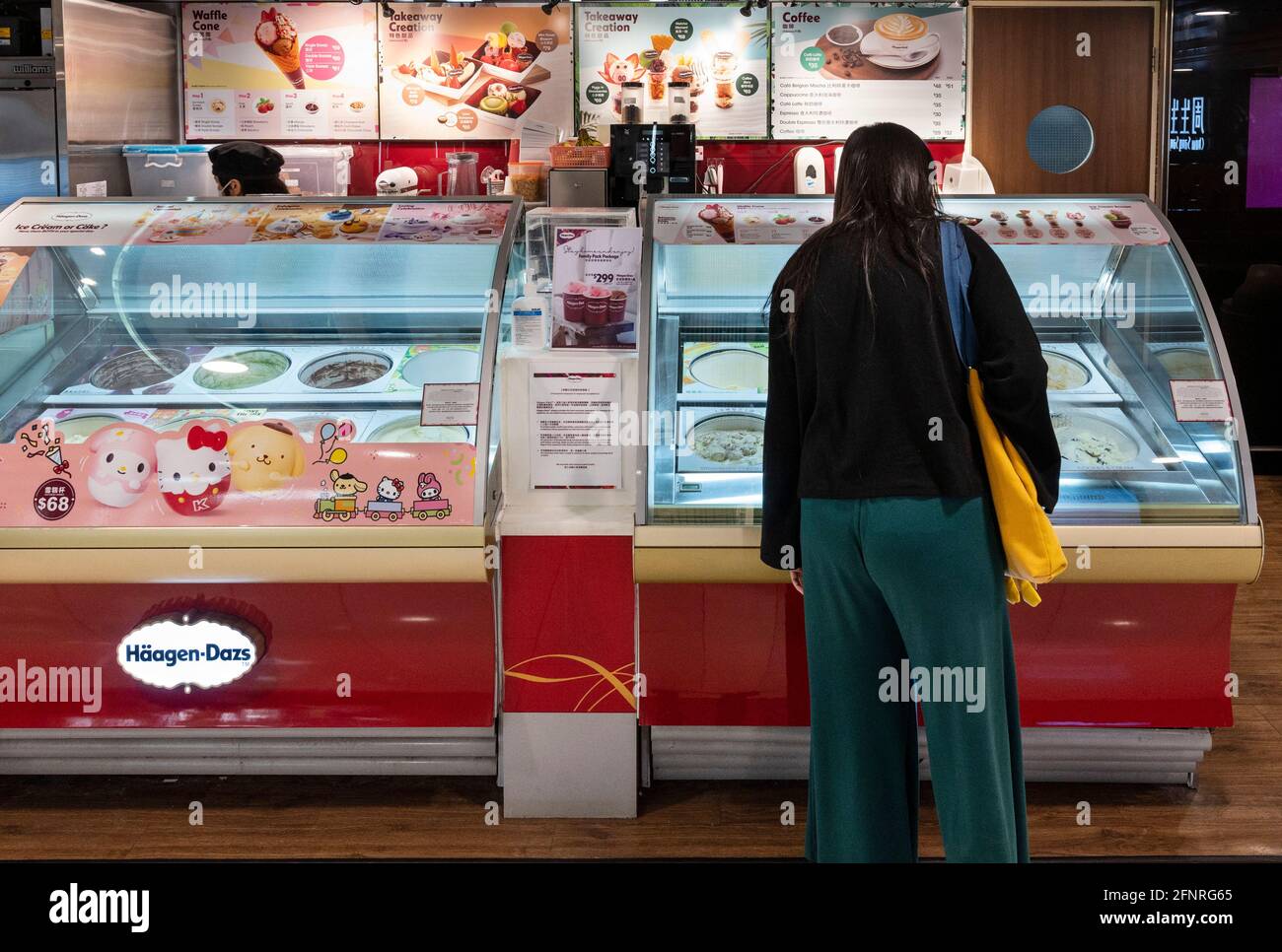 Hong Kong, Chine. 18 mai 2021. Un client a été vu au magasin Häagen-Dazs de la marque américaine de crème glacée à Hong Kong. (Photo de Budrul Chukrut/SOPA Images/Sipa USA) crédit: SIPA USA/Alay Live News Banque D'Images