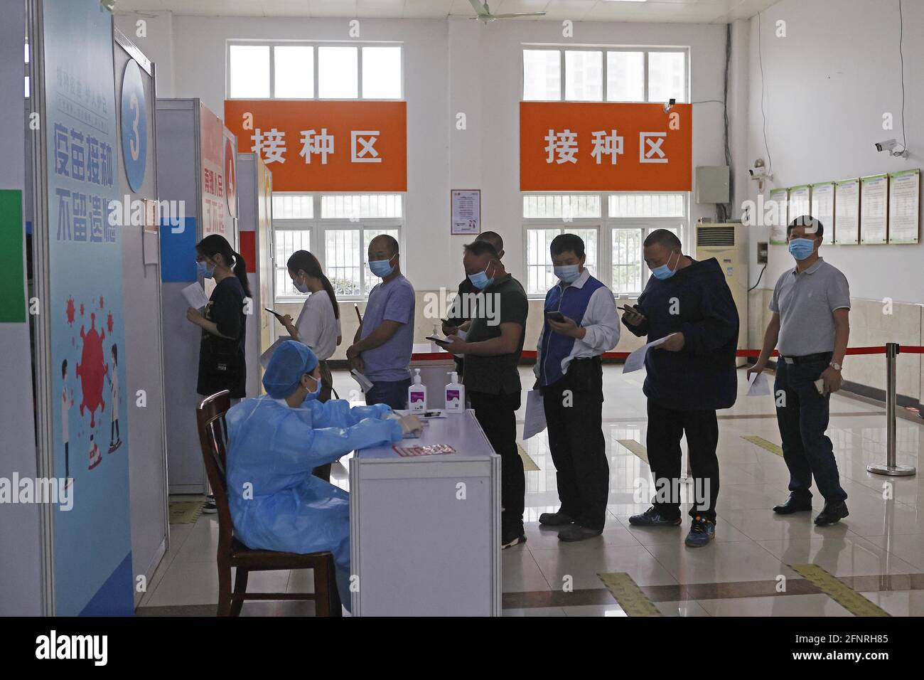 Shanghai, Chine. 18 mai 2021. Le vaccin à une dose vecteur d'adénovirus COVID-19 entre en service à Shanghai, en Chine, le 18 mai 2021.(photo de TPG/cnspotos) crédit: TopPhoto/Alay Live News Banque D'Images