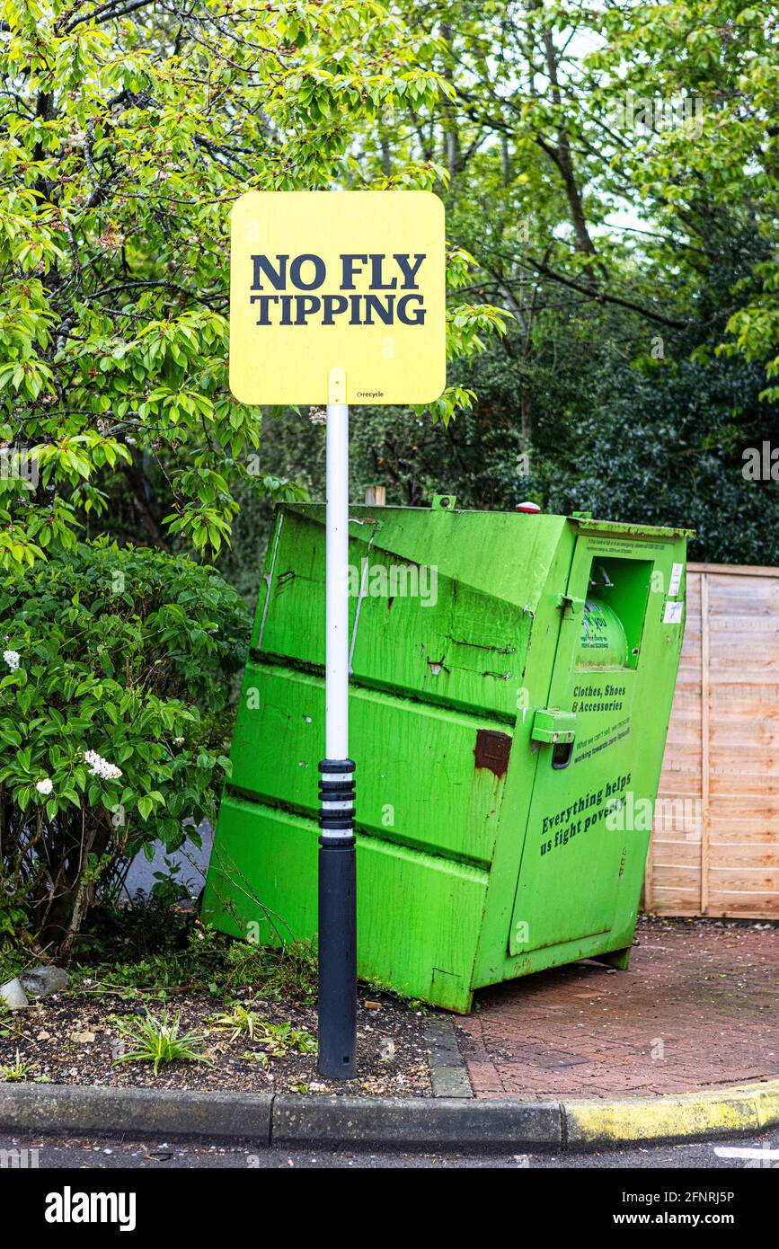 Panneau jaune avec « No Fly pourbissement » à côté d'un vert bac de recyclage Banque D'Images