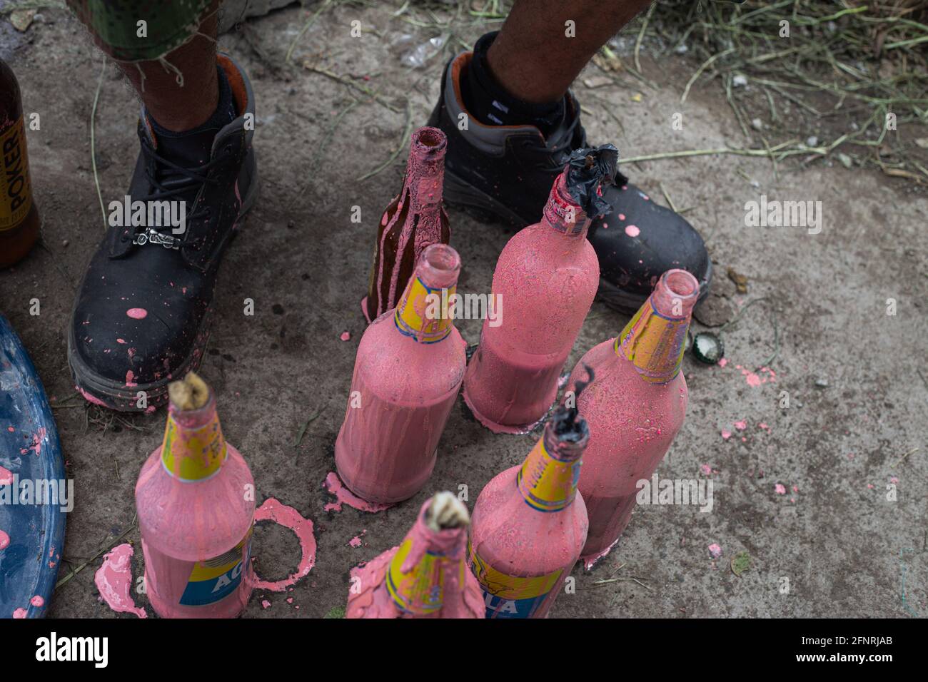 Les manifestants couvrent les bouteilles où les cocktails molotov sont préparés avec une résine pour prévenir les brûlures à Yumbo, Valle del Cauca, Colombie le 2 mai, 2021 alors que les manifestations à Valle del Cauca en Colombie avaient été enregistrées comme les plus violentes lors de la manifestation anti-gouvernementale qui a fait au moins 40 morts dans le pays dans des cas de brutalité policière. Banque D'Images