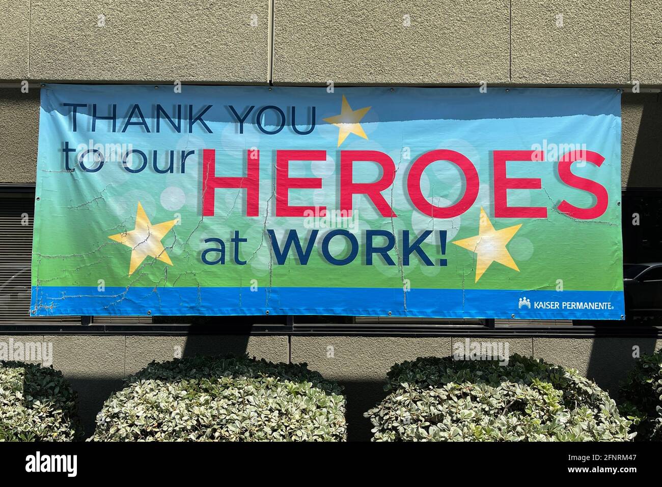 Un Merci à nos héros au travail! Signe au centre médical Kaiser permanente, le mardi 18 mai 2021, à Downey, Calif. Banque D'Images