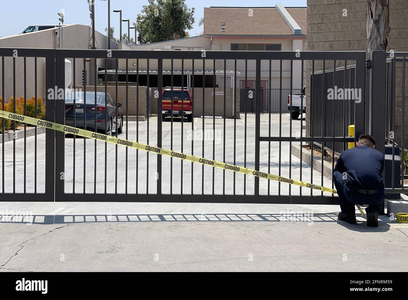 Ruban de mise en garde de la police placé sur une porte au quartier général du service des incendies de Monterey Park, le mardi 18 mai 2021, à Monterey Park, Calif. Banque D'Images