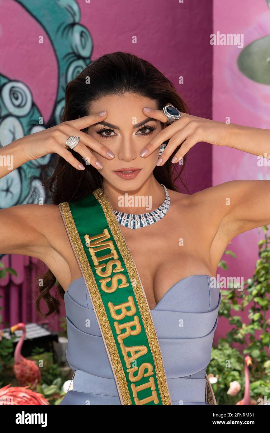 Miami, États-Unis d'Amérique. 18 mai 2021. MIAMI, FL- MAI 18: Miss Universe  2020 Brésil Julia Gama pose lors d'une séance photo au siège de Kobi Karp  le 18 mai 2021 à Miami,