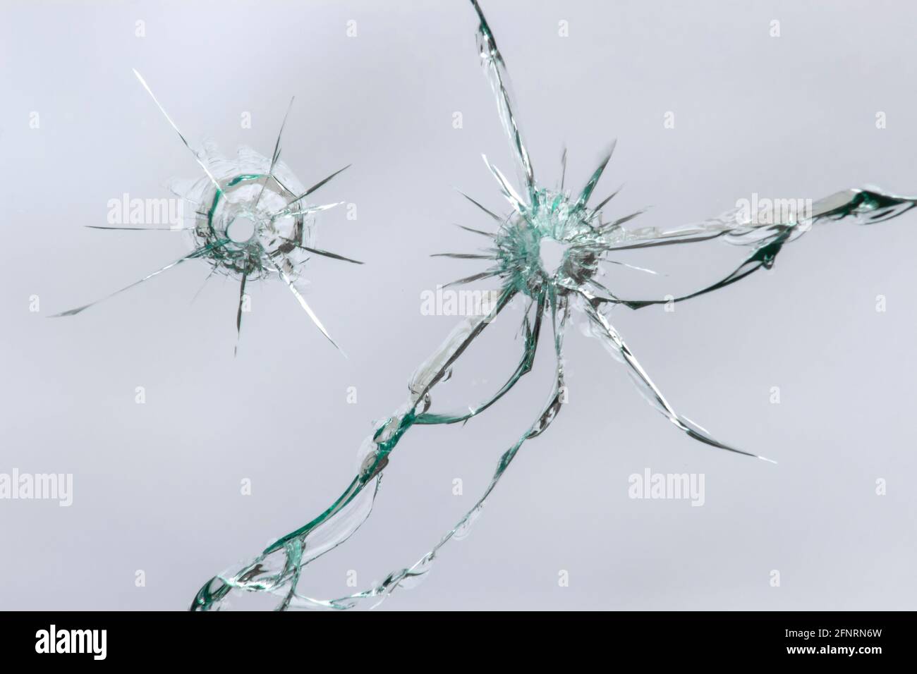 Trous de balle dans le verre, verre fissuré, effet de rupture, texture pour le design Banque D'Images