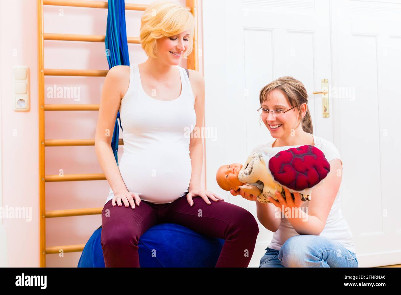 Sage-femme femme enceinte donnant des soins prénataux pour l'accouchement en pratique Banque D'Images