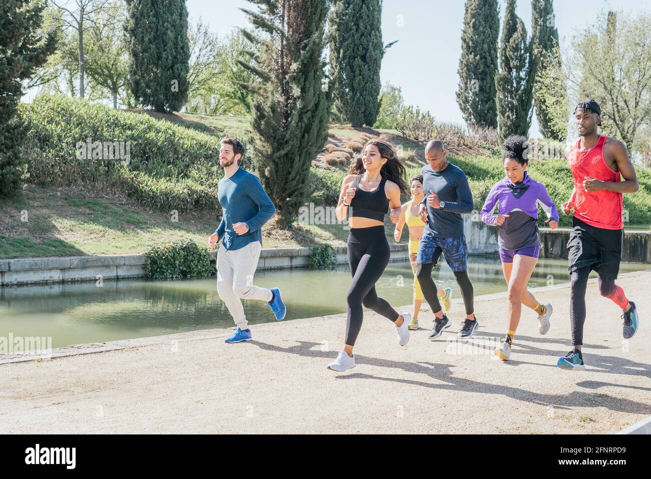 Groupe de coureurs s'entraîner dans un parc. Banque D'Images