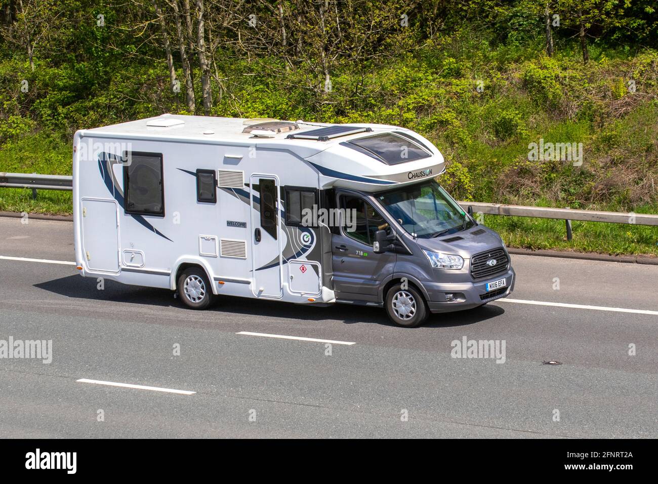 Chausson Welcome 718 EB graphiques saisissants, grandes fenêtres, cabine  profil bas camping-cars; Caravan et Motorhomes, camping-cars sur les routes  de Grande-Bretagne, véhicule de loisirs RV, vacances en famille, vacances  Caravanette, vacances en