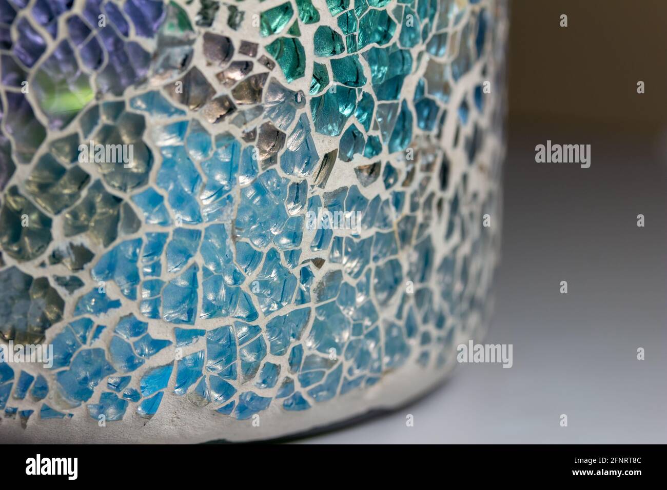 Macro résumé art texture arrière-plan d'un motif mosaïque aléatoire de pièces de verre de couleur ensemble dans la céramique, donnant un regard de vitrail crépitant Banque D'Images