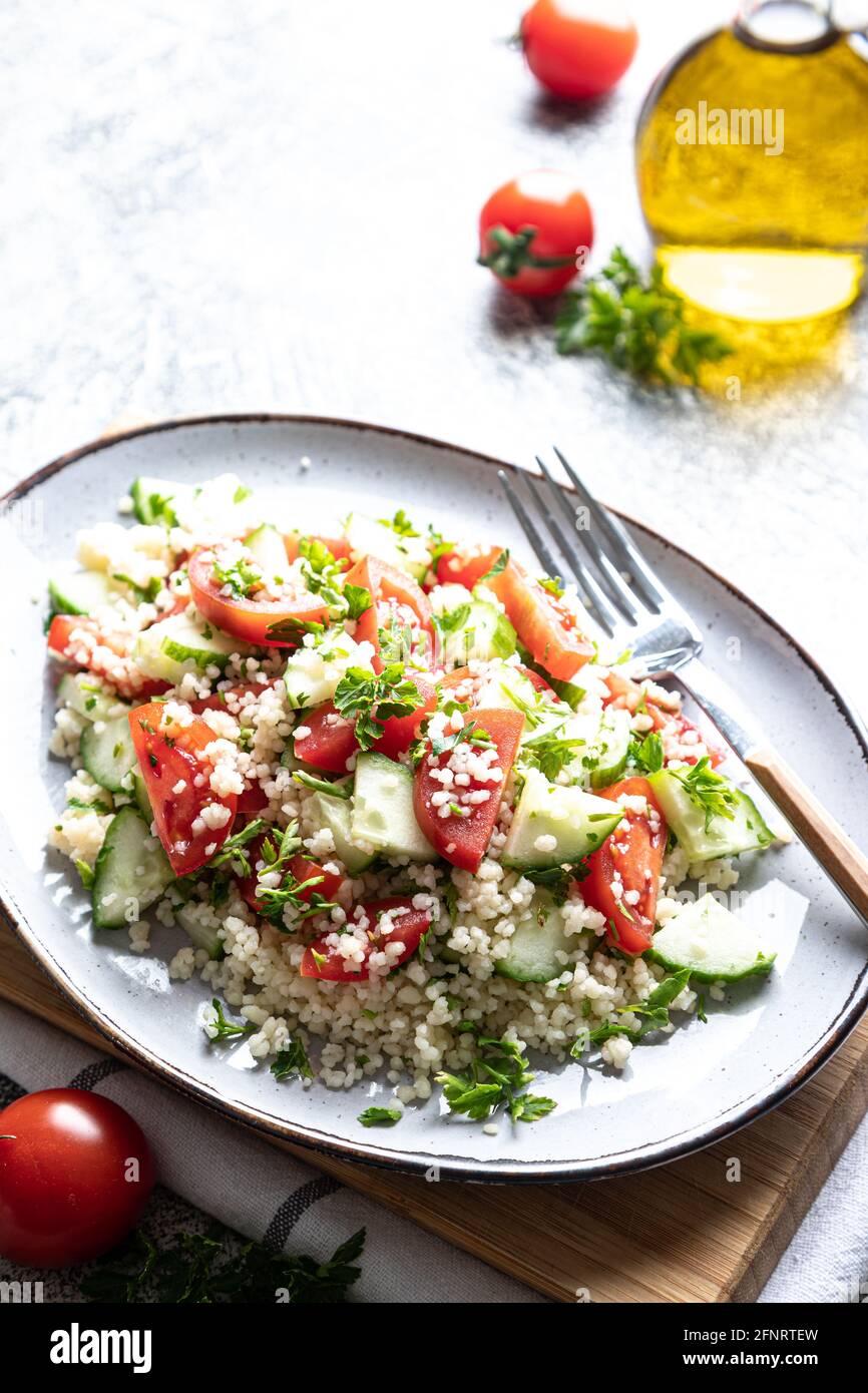 Salade orientale traditionnelle Tabouleh. Salade de cous de tabule avec légumes. Tabbouleh avec bulgur Banque D'Images