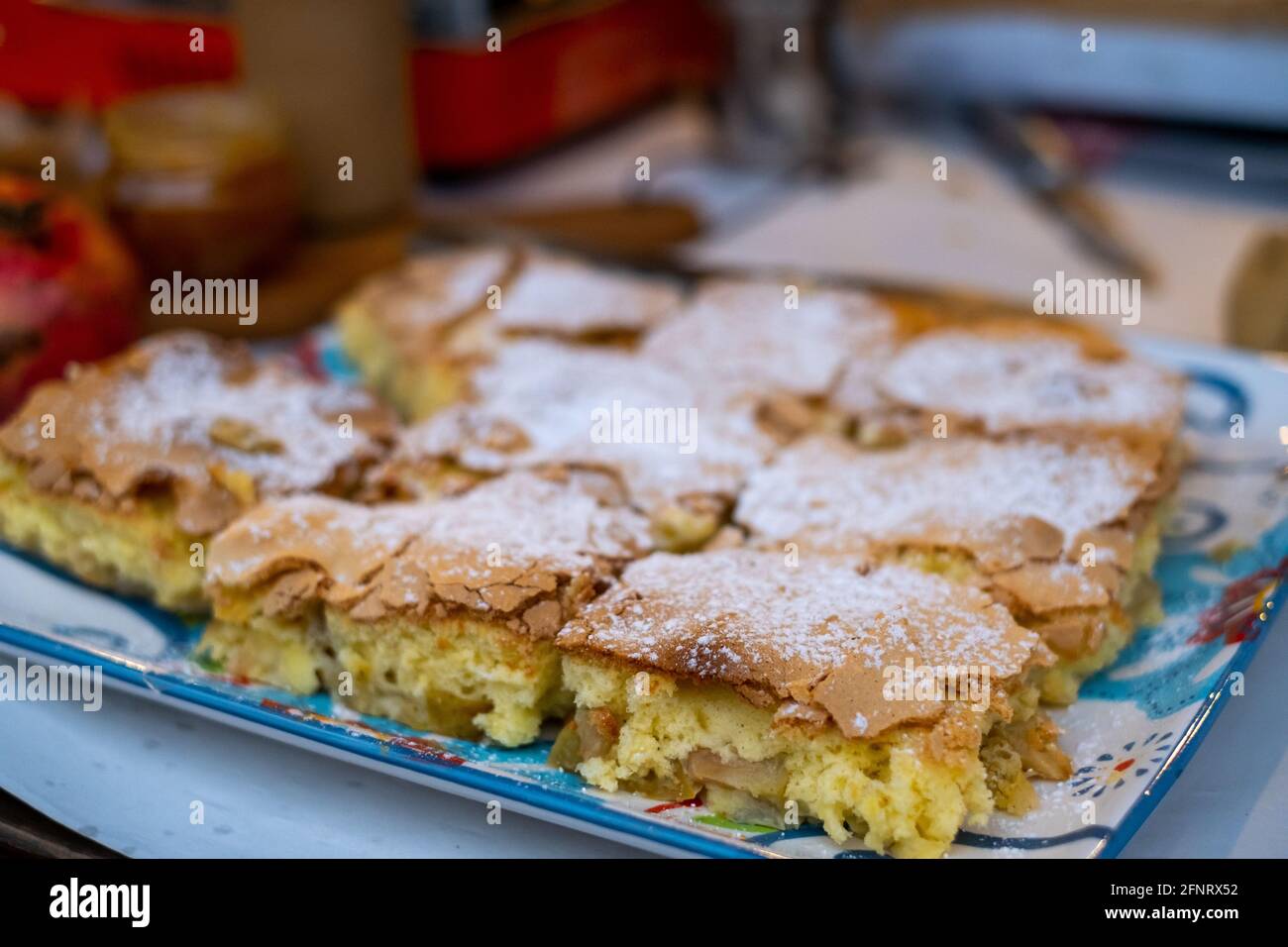 Tarte aux pommes délicieuse sur le plateau du comptoir Banque D'Images