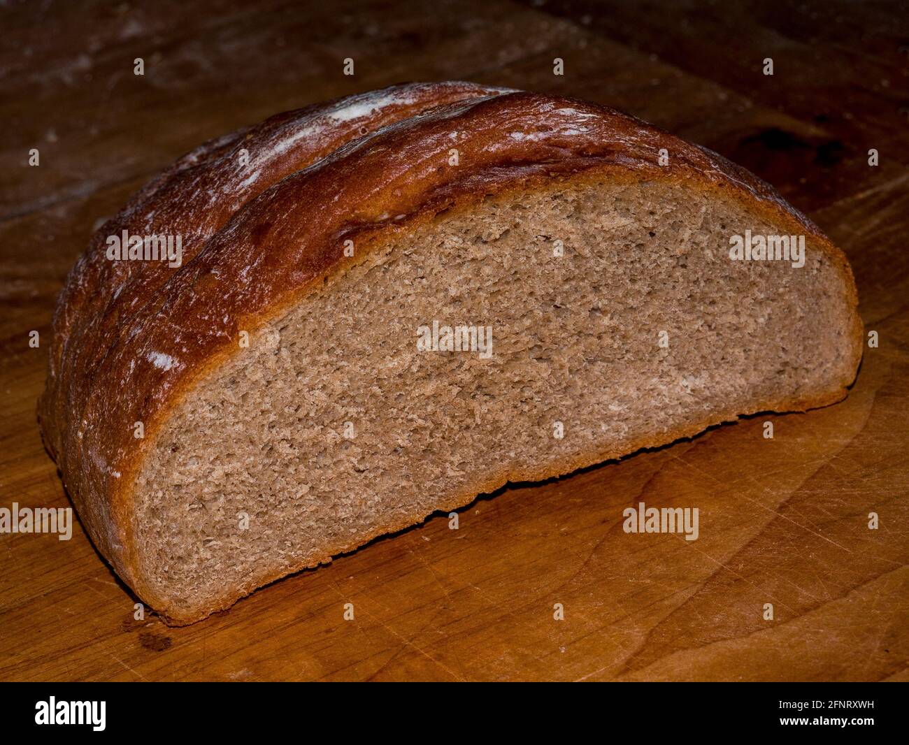 Pain maison traditionnel - vue latérale sur le pain coupé en deux Banque D'Images