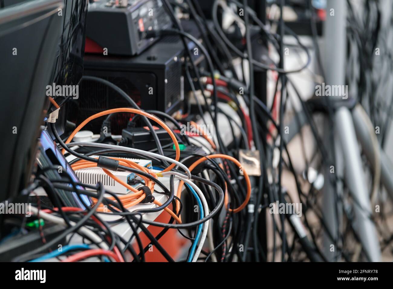 Différents fils connectés à l'équipement du système Banque D'Images