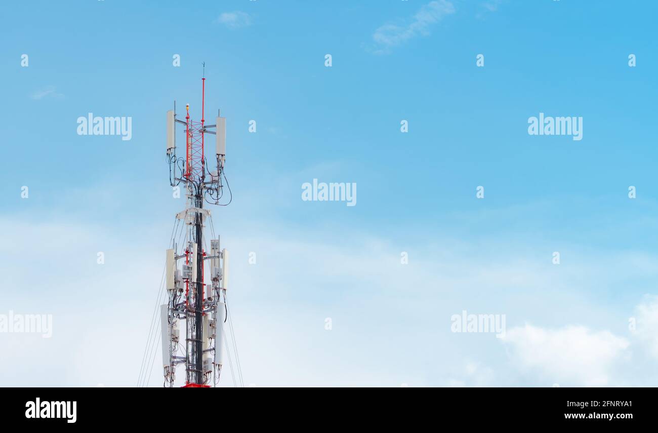 Tour de télécommunication. Antenne sur ciel bleu. Radio et satellite. Technologie de communication. Industrie des télécommunications. Mobile ou télécom 5g net Banque D'Images