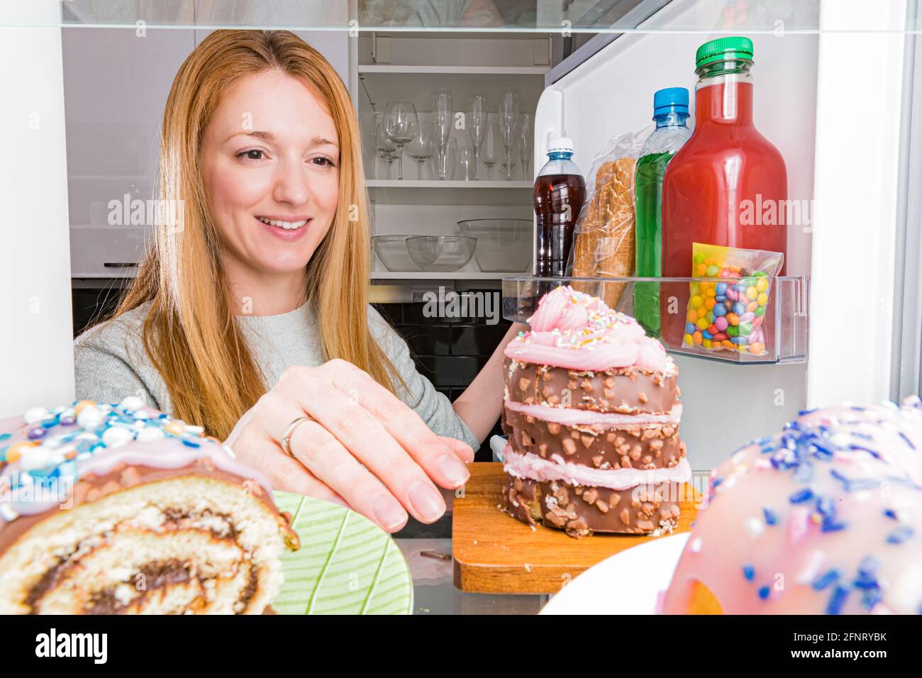Refrigerateur Ouvert De L Interieur Etageres En Verre Avec Desserts Colores Gateaux Biscuits Bonbons Bouteilles De Sucre Mauvaise Alimentation Sucre Photo Stock Alamy