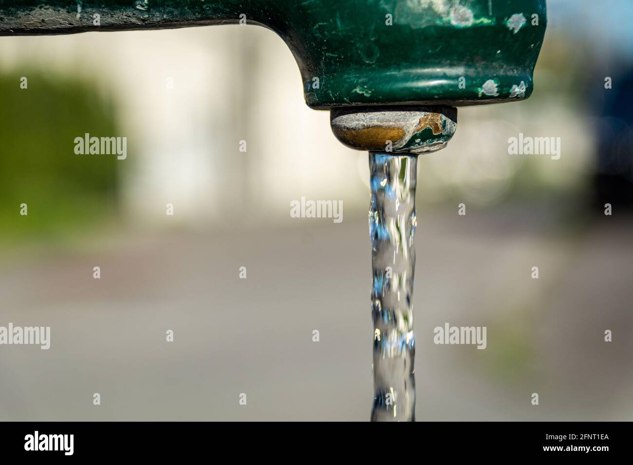 Fontaine publique typique de Vienne, Autriche. De l'eau pure et fraîche coule de la fontaine. Arrière-plan de rue de ville flou. Banque D'Images