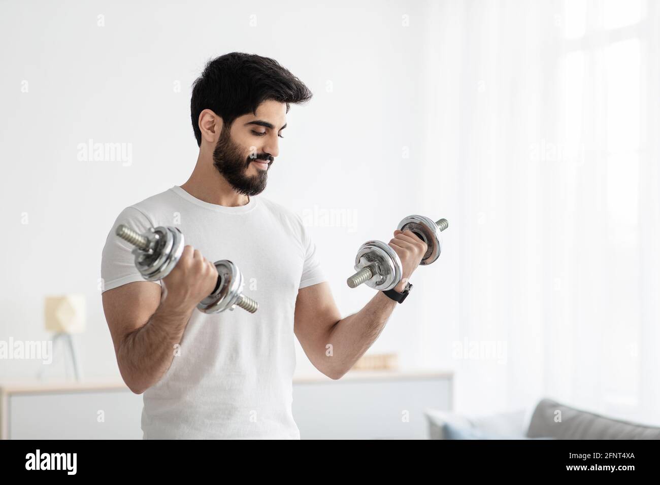 Entraînement sportif et exercices de force à la maison pendant le verrouillage Covid-19, nouvelle norme Banque D'Images