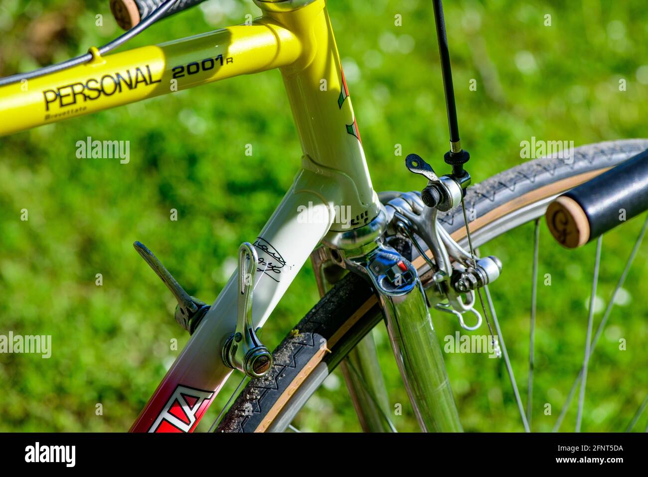 gianni motta, vélo de route italien d'époque, avec peinture arc-en-ciel  Photo Stock - Alamy