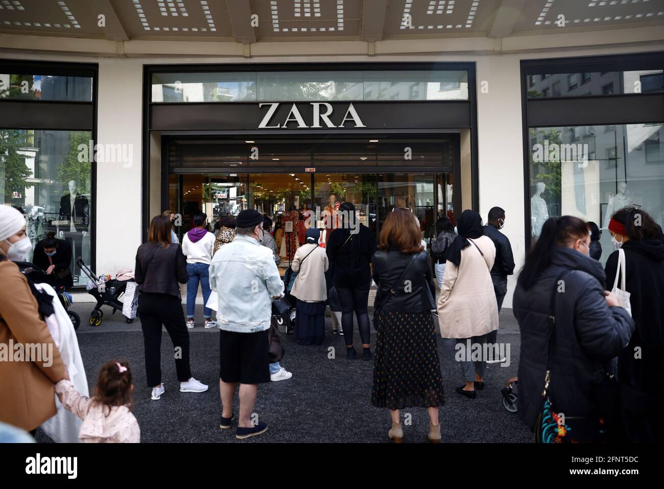 Les clients se trouvent devant un magasin Zara à Nantes, où les activités  non essentielles sont rouvertes après la fermeture pendant des mois, dans  le contexte de l'épidémie de coronavirus (COVID-19) en