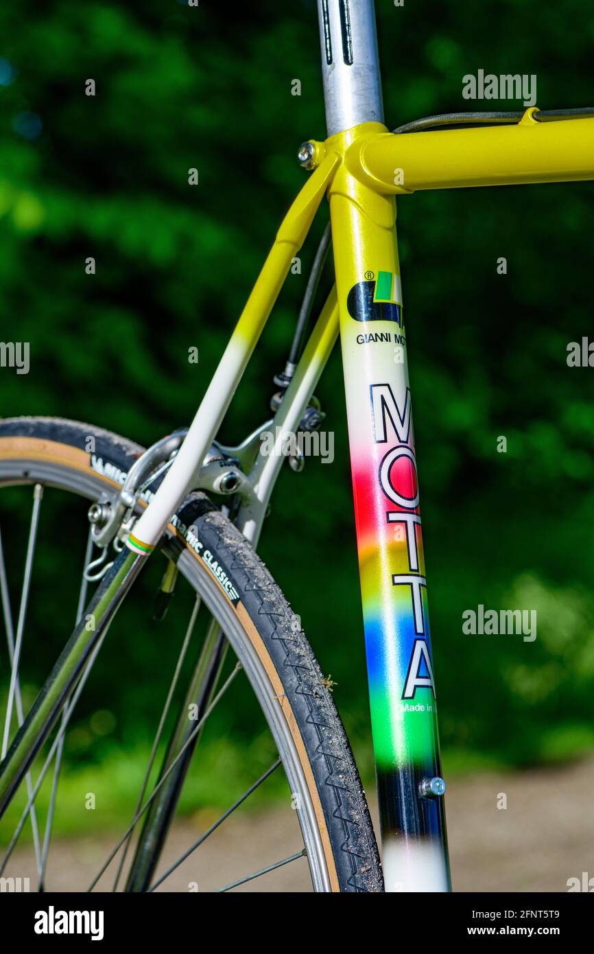 gianni motta velo de route italien d epoque avec peinture arc en ciel Photo Stock Alamy