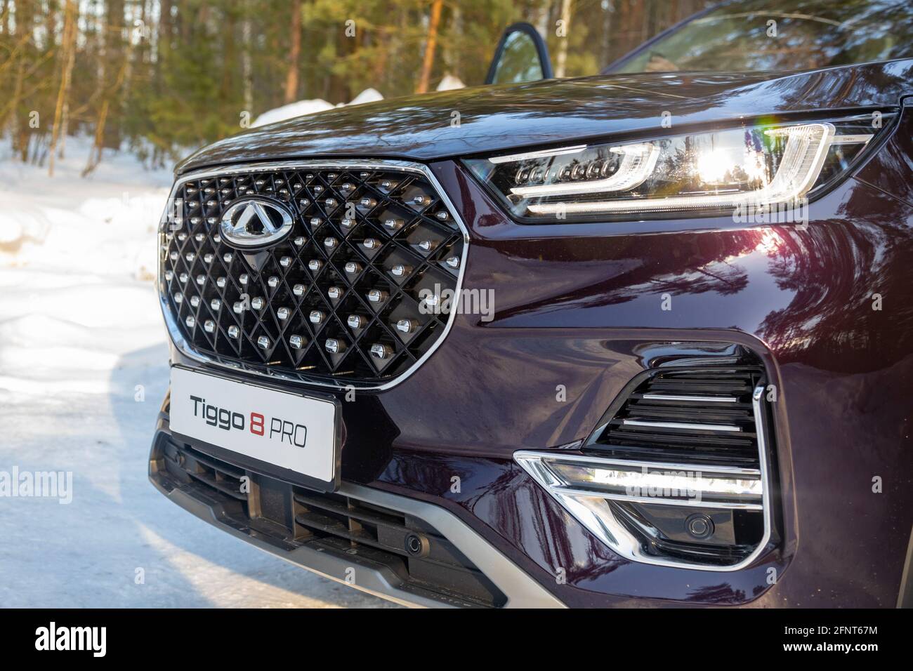 Moscou, Russie - 18 mars 2021 : phares de la nouvelle minifourgonnette à sept places Chery Tiggo 8 Pro. Les optiques LED illuminent la voiture chinoise. Gros plan sur la calandre avant Banque D'Images
