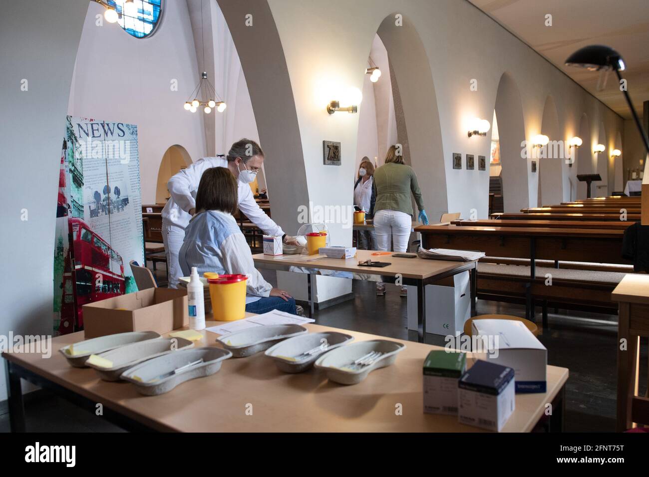 Castrop Rauxel, Allemagne. 19 mai 2021. Matthias Jasper, un médecin de famille de Castrop-Rauxel, vaccine un patient avec le vaccin corona d'AstraZeneca. Dans l'église catholique Saint-Antonius de Castrop-Rauxel, les médecins d'une pratique voisine vaccinent leurs patients contre le virus Corona. Plus de 200 personnes doivent être immunisées dans la nef avant midi. Credit: Federico Gambarini/dpa/Alay Live News Banque D'Images