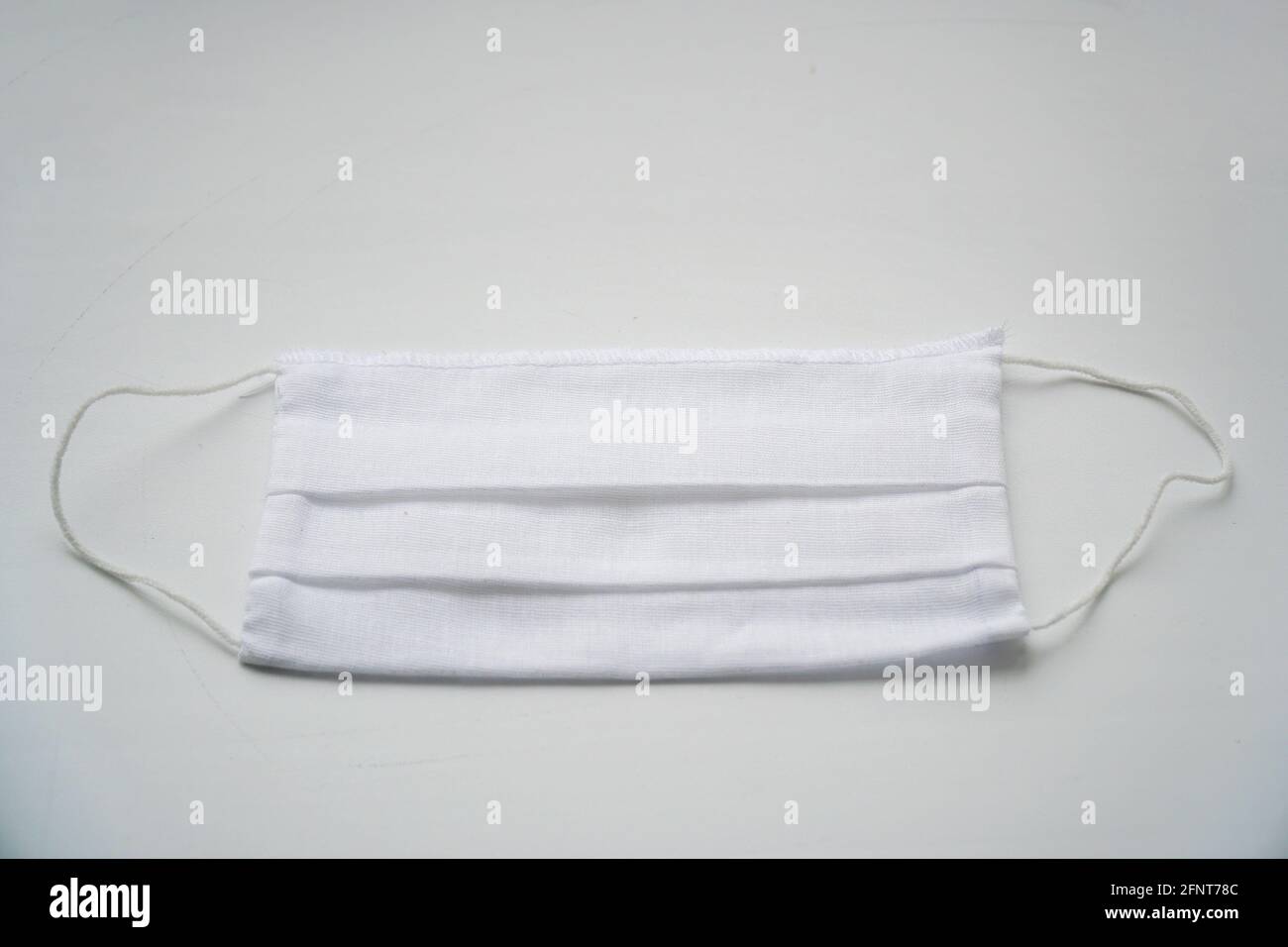 Masque médical de protection blanc sur fond blanc Banque D'Images