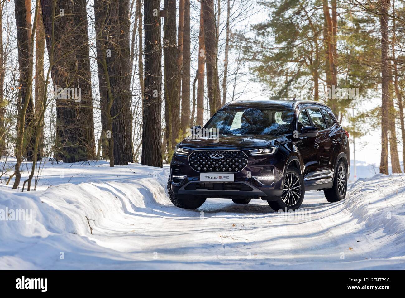 Moscou, Russie - 18 mars 2021 : la nouvelle minifourgonnette Chery Tiggo 8 pro. Nouvelle voiture chinoise phare se trouve sur une route forestière en hiver. Banque D'Images