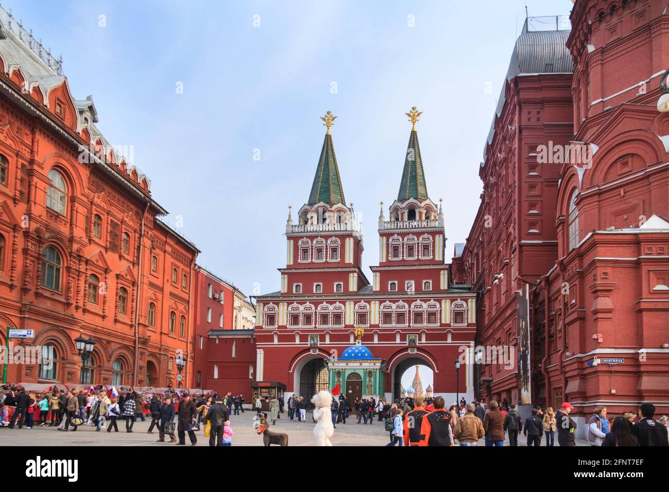 Personnes marchant à côté du Musée historique de l'État, la place Rouge, Moscou, Russie Banque D'Images