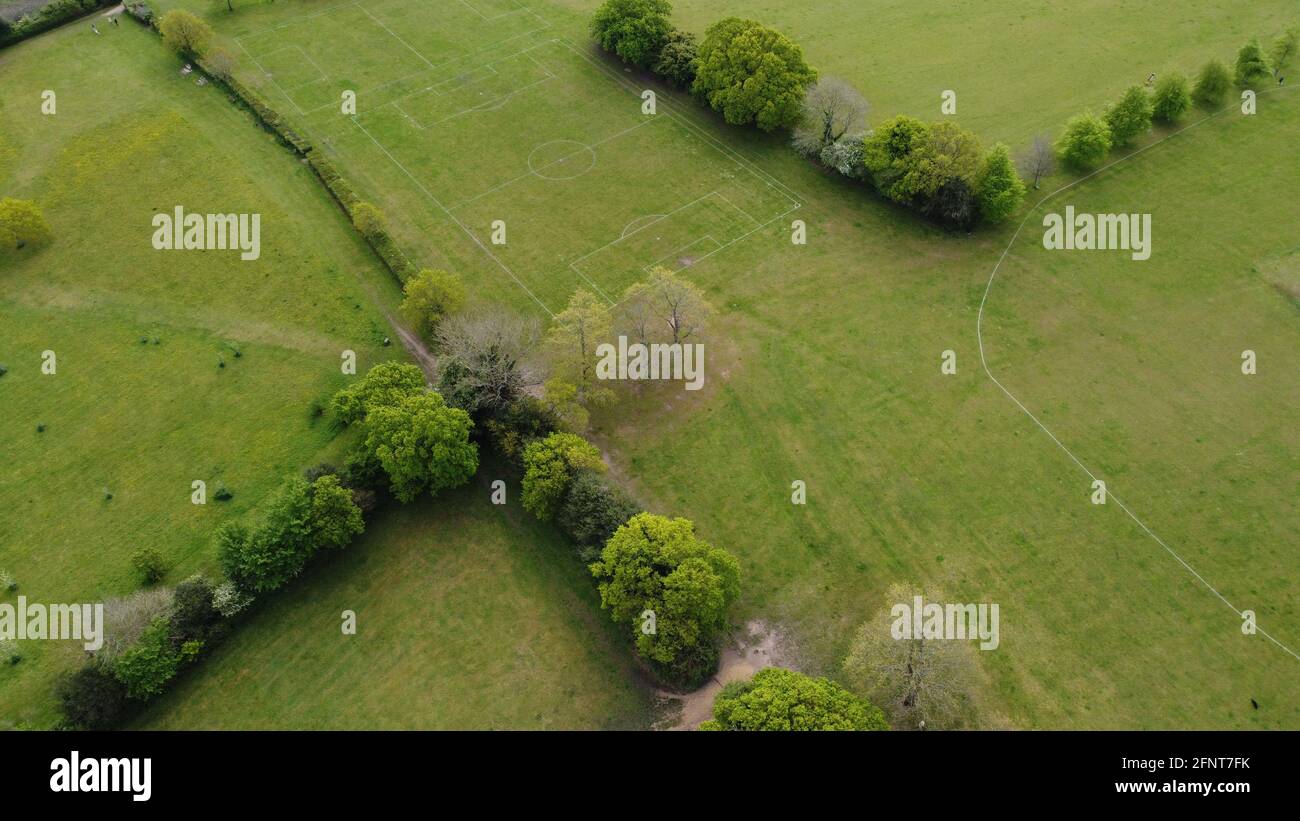 Une vue aérienne en regardant directement au-dessus des champs verts et haies Banque D'Images