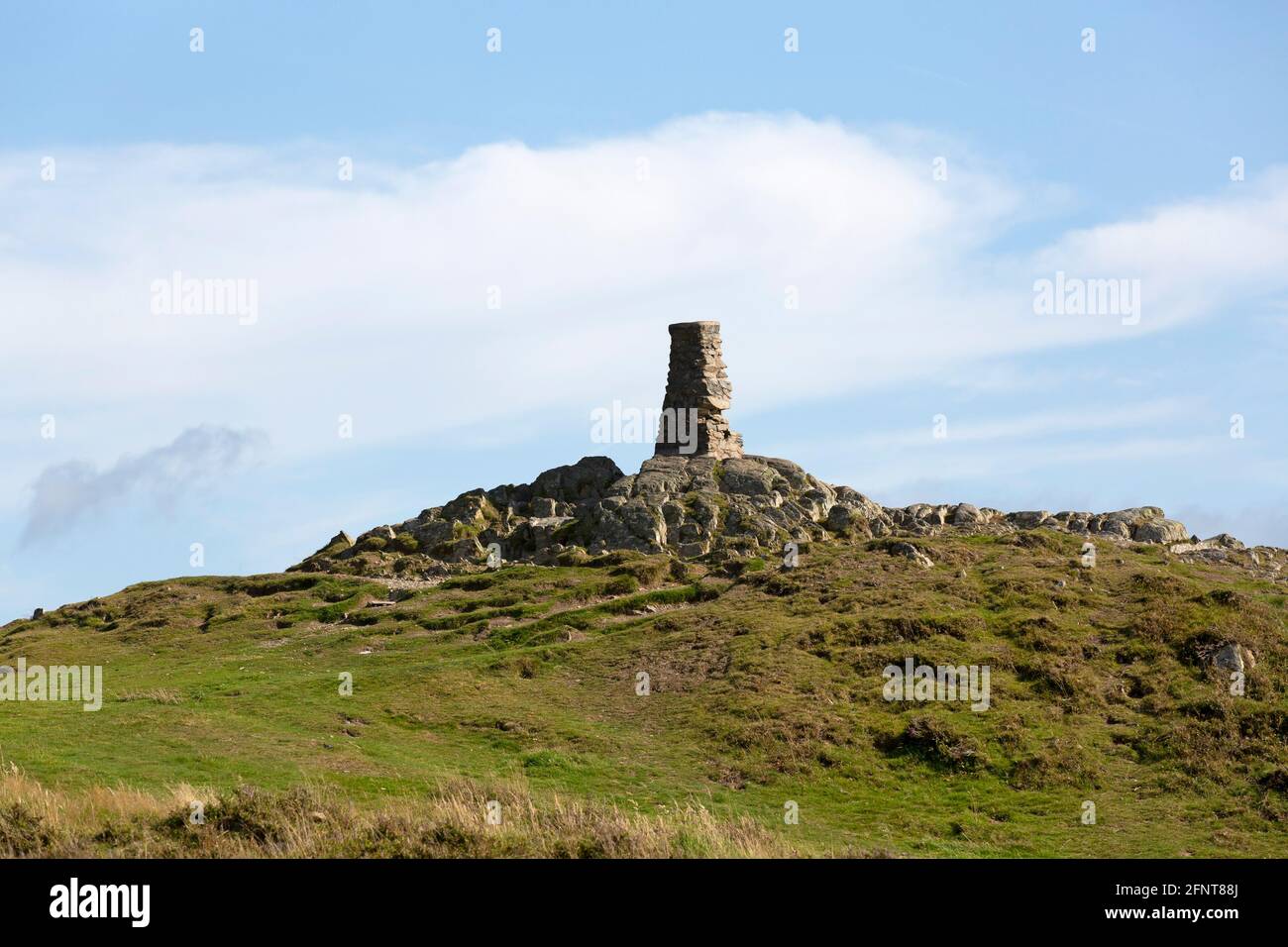 Cairn à Gummer's How Above Lake Windermere à Cumbria, Angleterre. Le paysage fait partie du district de English Lake. Banque D'Images