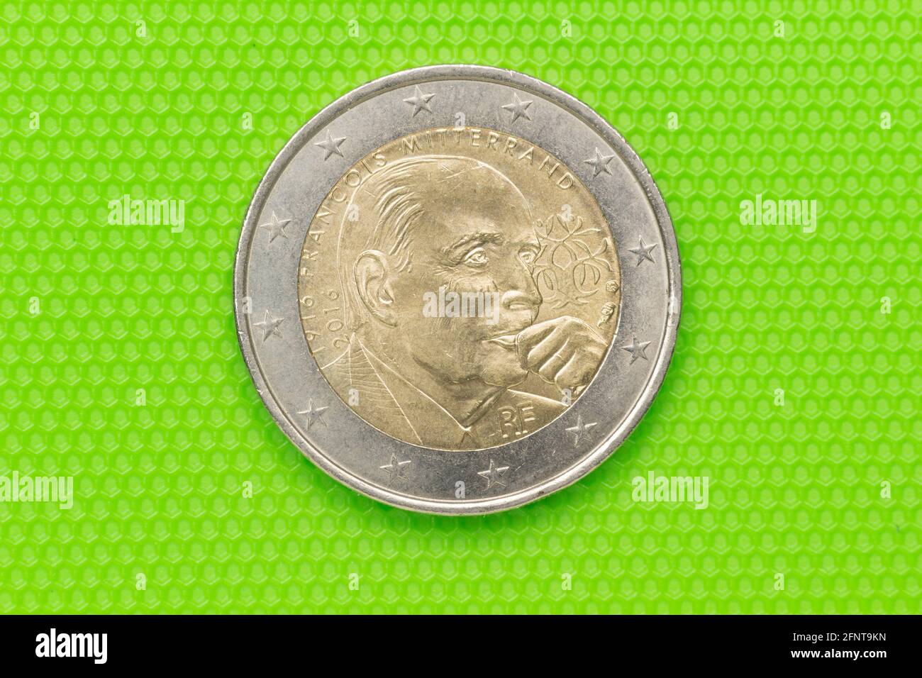 Pièce officielle de deux euros de la Communauté économique européenne. Monnaie métallique d'appel d'offres légale avec différentes images selon le pays qui émet le Banque D'Images