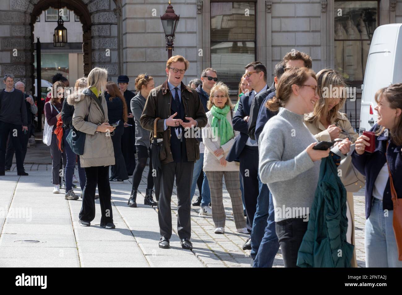 Files d'attente de visiteurs devant l'entrée de la Royal Academy of Arts, Burlington House, Piccadilly, Londres, Angleterre, Royaume-Uni Banque D'Images