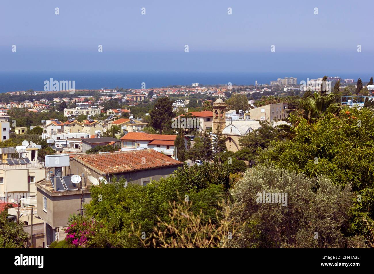 Vue d'ensemble des toits de Lapta, République turque de Chypre-Nord avec la mer en arrière-plan et les arbres en bas à droite copie espace, Kuzey Kıbrıs Türk Banque D'Images