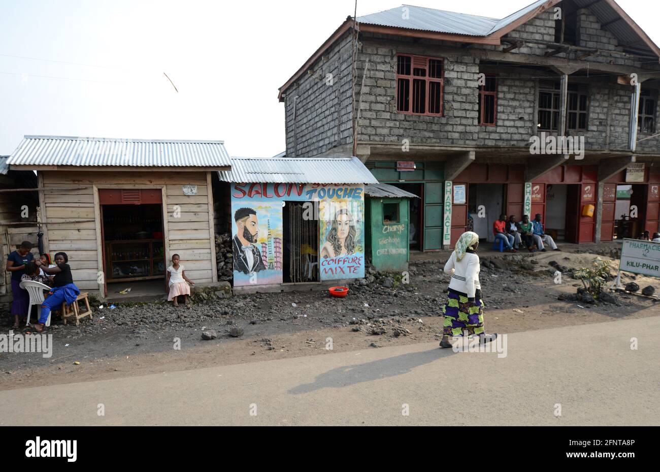 Petits commerces à Goma le long de la route principale dans la province du Nord-Kivu, D.R.C Banque D'Images