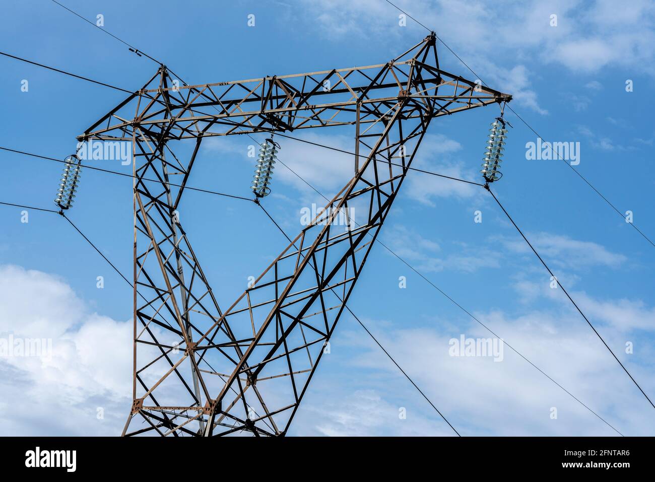 Pylône de la ligne haute tension sur une colline aride. Abruzzes, Italie, Europe Banque D'Images