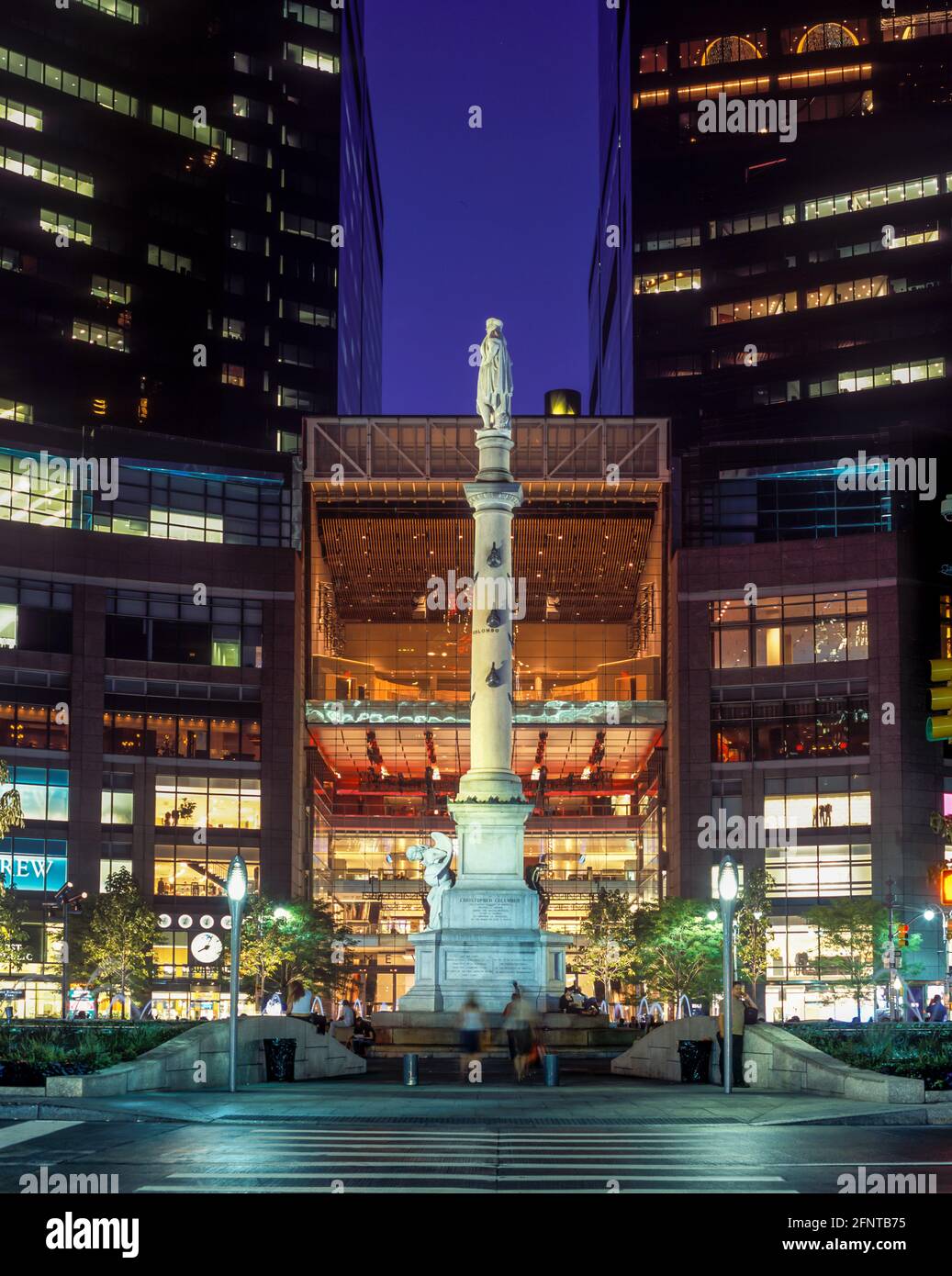 2005 MONUMENT HISTORIQUE DE COLUMBUS (©GAETANO RUSSO 1892) TIME WARNER TOURS DU CENTRE (©DAVID CHILDS 2003) COLUMBUS CIRCLE MANHATTAN NEW YORK CITY ETATS-UNIS Banque D'Images