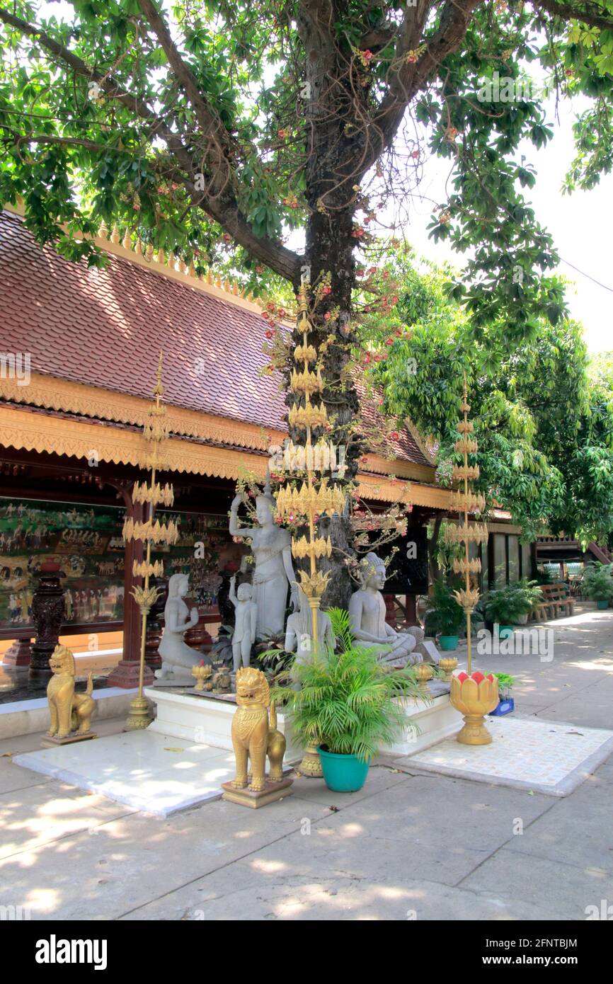 Ornements sur un arbre devant la boutique de souvenirs Palais Royal Phnom Penh Cambodge Banque D'Images