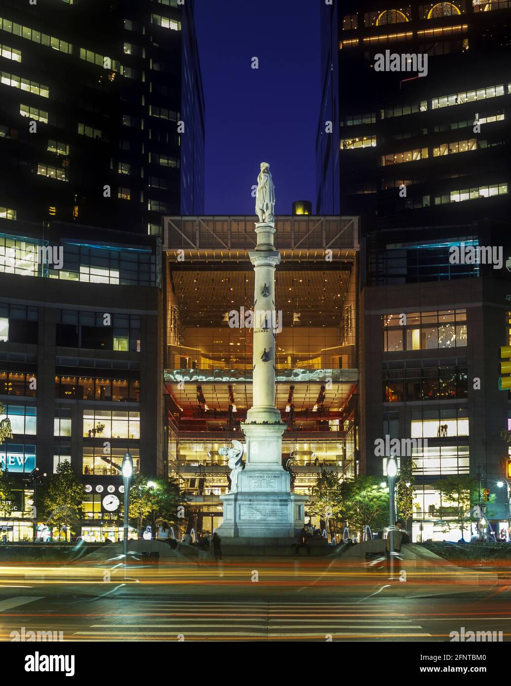 2005 MONUMENT HISTORIQUE DE COLUMBUS (©GAETANO RUSSO 1892) TIME WARNER TOURS DU CENTRE (©DAVID CHILDS 2003) COLUMBUS CIRCLE MANHATTAN NEW YORK CITY ETATS-UNIS Banque D'Images