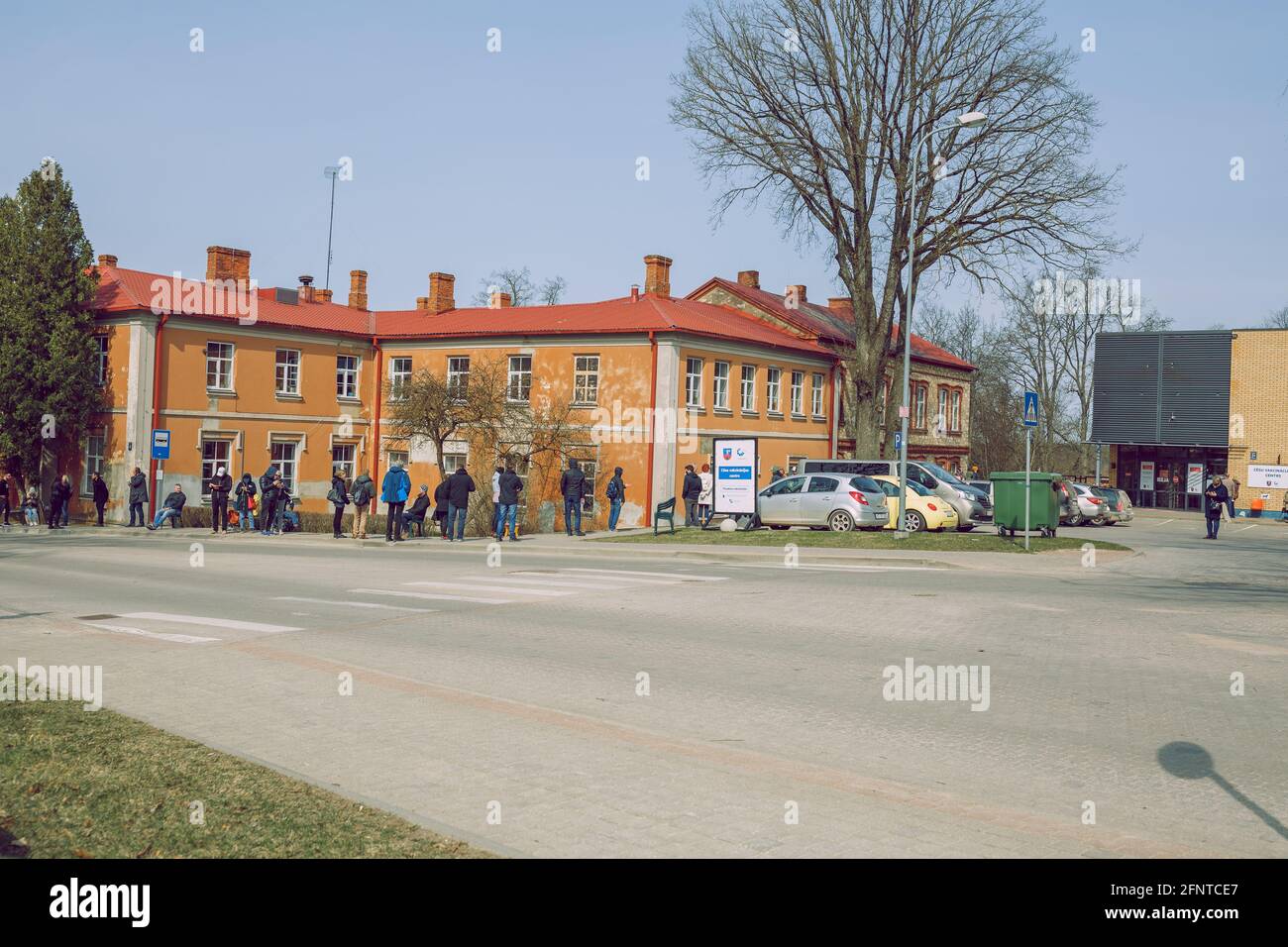 City Cesis, Lettonie. Ligne de vaccination Covid 19 en plein air.17.03.2021 Banque D'Images
