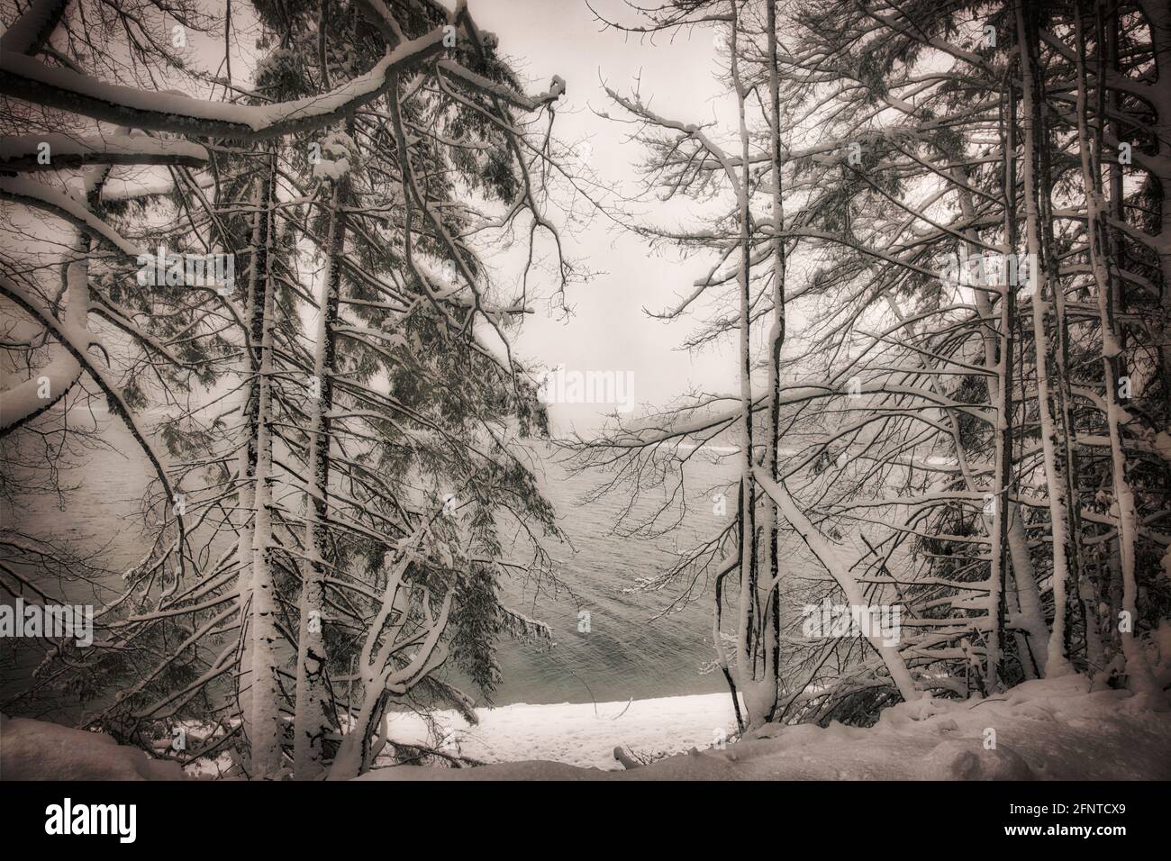 ART PHOTOGRAPHIQUE : hiver au lac Walchensee au-dessus de Kochel, haute-Bavière, Allemagne Banque D'Images