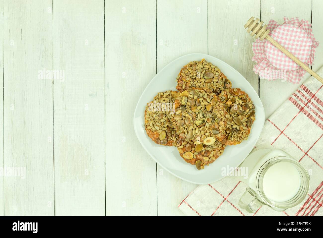 Préparer des biscuits maison à la fois délicieux et sains. Biscuits végétariens faits maison. Concept d'alimentation saine, arrière-plan avec espace pour le texte Banque D'Images