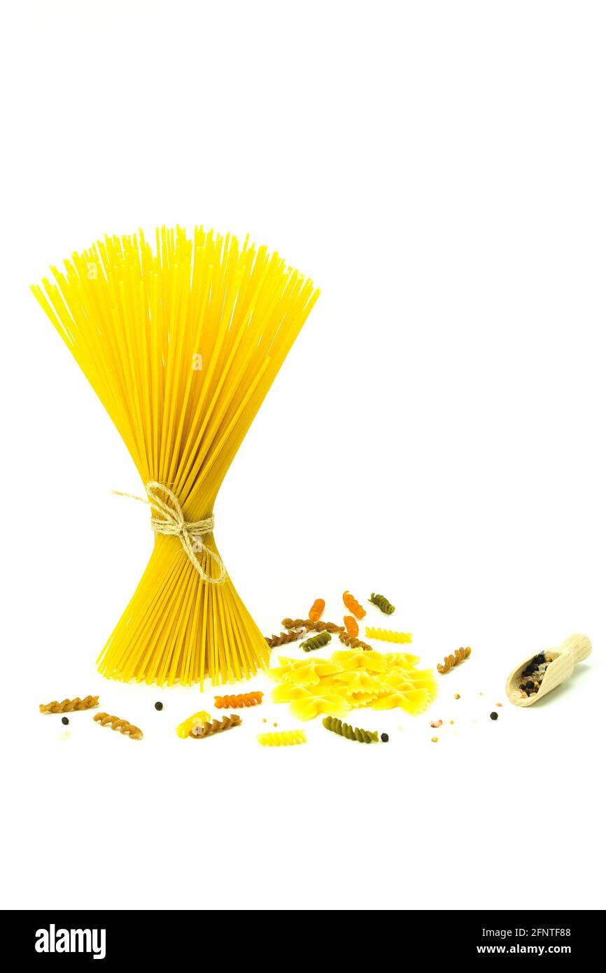 Pâtes italiennes à spaghetti sèches crues sur une assiette blanche. Différents types de pâtes et spaghetti sur la table Banque D'Images