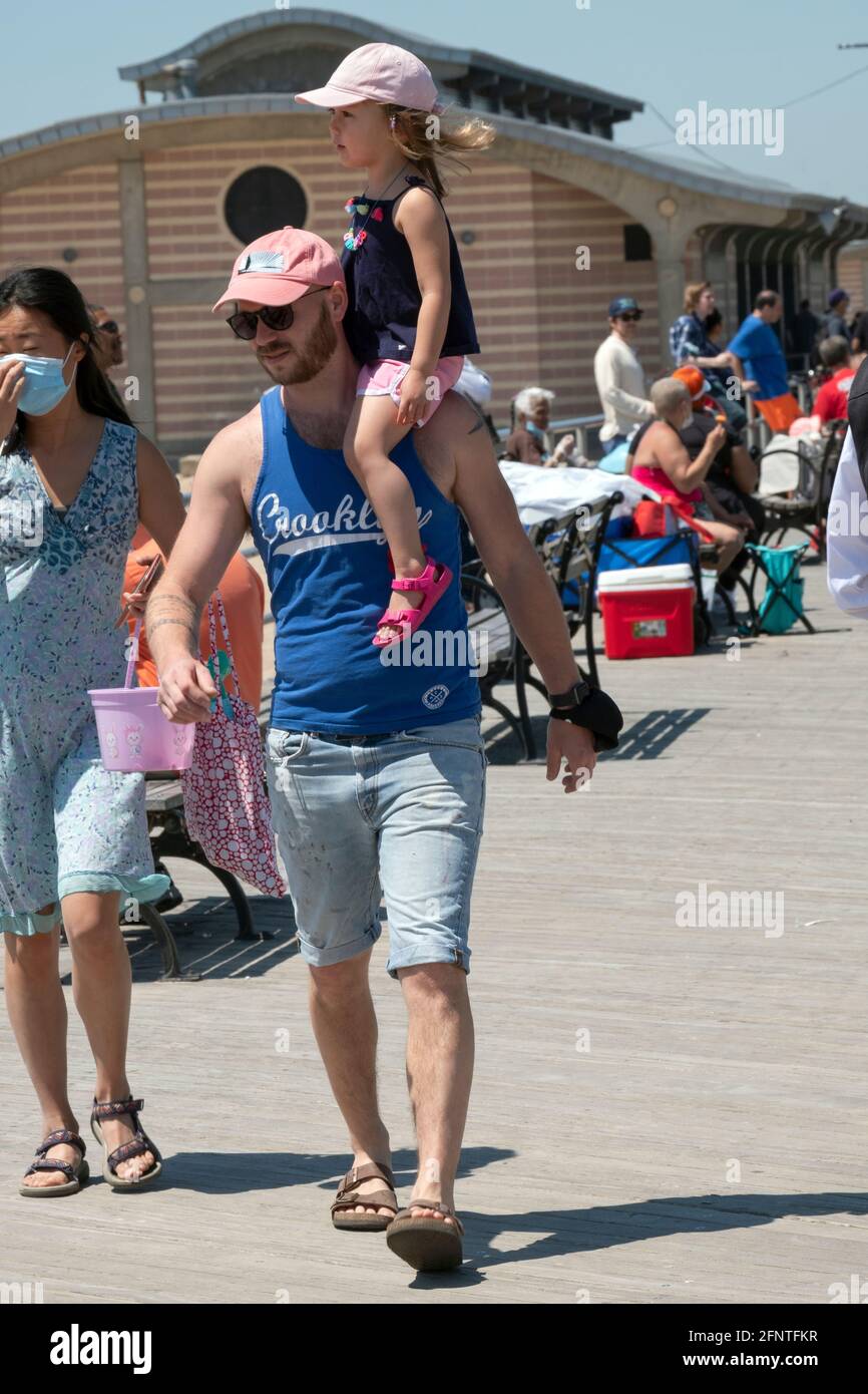 Un père porte sa fille sur ses épaules à Coney Island, Brooklyn, New York. Banque D'Images