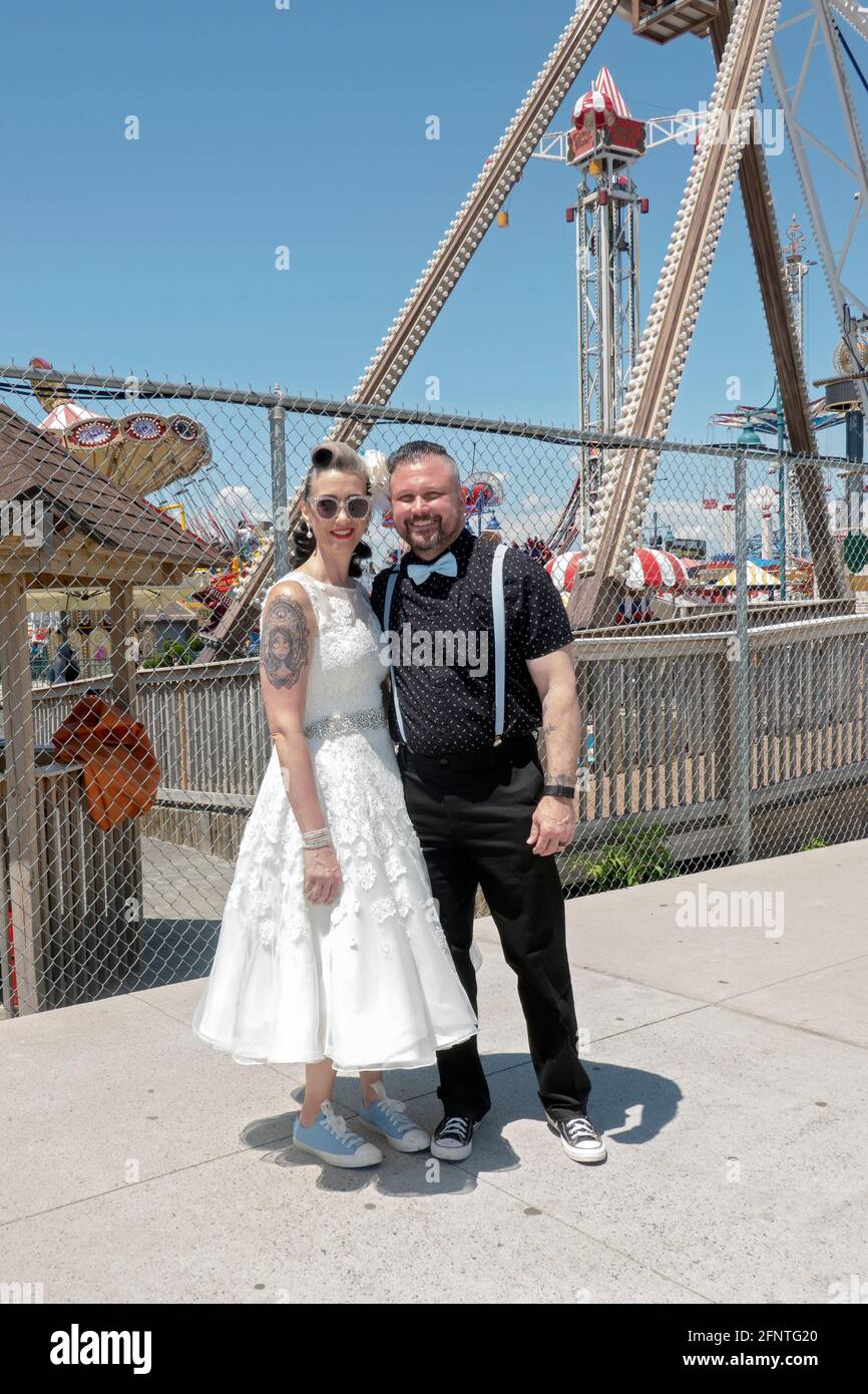Portrait posé d'un couple juste après leur mariage en plein air à Coney Island, Brooklyn, New York Banque D'Images